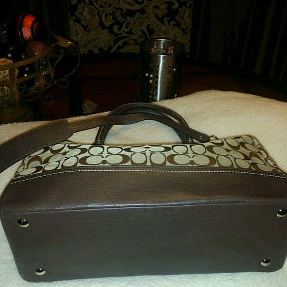 COACH Signature Handbag New With Tags Gorgeous Spacious Excellent Deal D… - Picture 6 of 8